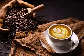 Küchenrückwand mit Kaffeebohnen