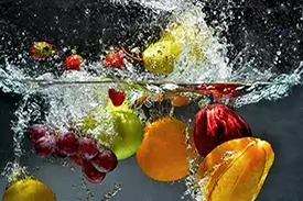 Küchenrückwand mit spritzendem Wasser