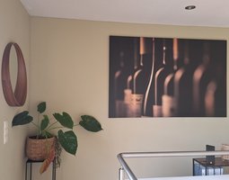 Foto auf Leinwand Weinflaschen-Sammlung in stilvoller Anordnung